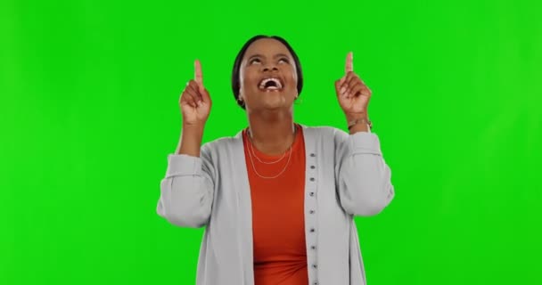 Yeşil Ekran Model Siyah Kadın Stüdyoda Izole Edilmiş Bir Anlaşma — Stok video