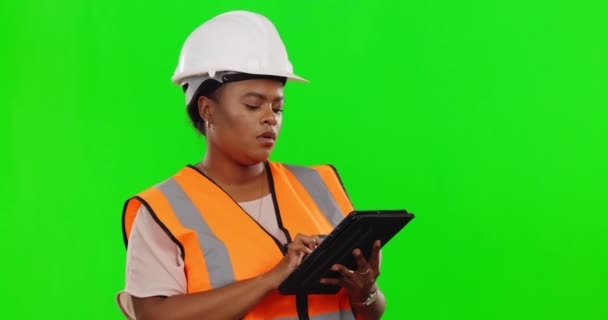 Czarna Kobieta Architekt Myślenie Tabletem Zielonym Ekranie Budowy Planowania Lub — Wideo stockowe