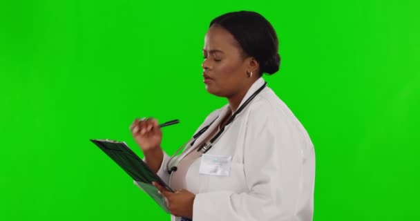 Зеленый Экран Черная Женщина Врач Буфером Обмена Размышляющий Планирующий Операцию — стоковое видео