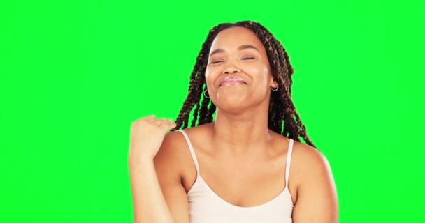緑の画面の背景に黒い女性と漫画 面白いとユーモアは笑ったり スタジオで冗談を言います コメディ 笑顔で幸せな若い女性の気持ち遊び心のある または気楽な上クロマキー — ストック動画