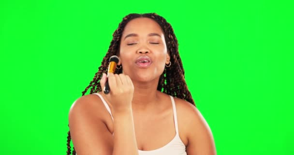 Mutlu Kadın Yeşil Ekranda Yanak Makyaj Fırçası Stüdyo Fondöten Uygulaması — Stok video