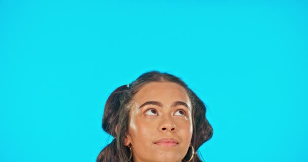 Mavi Arka Plandaki Kadının Fikri Düşüncesi Yüzü Reklam Ürün Yerleştirme — Stok video