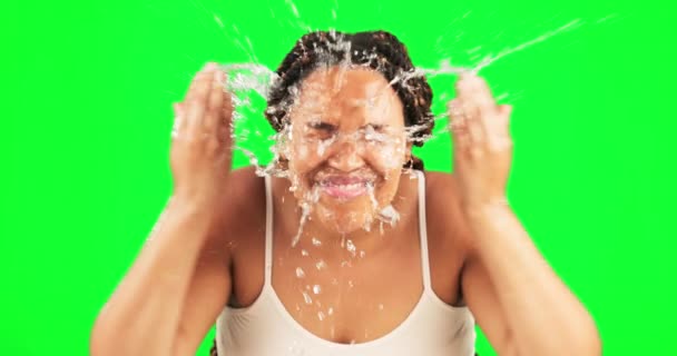 天然のスキンケアのためのスタジオでの水スプラッシュ 緑の画面と女性の笑顔 顔と美しさ 幸せな女性モデル 濡れた顔と衛生 バックグラウンドでウェルネスのための水分補給や洗浄のための洗浄 — ストック動画