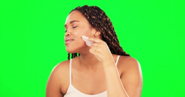 Mujer Pantalla Verde Masaje Facial Con Gua Sha Producto Facial — Vídeo de stock