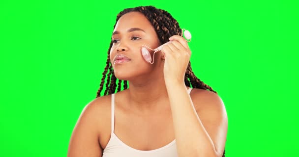 Mujer Rodillo Facial Cuidado Piel Pantalla Verde Estudio Cosméticos Cristal — Vídeos de Stock
