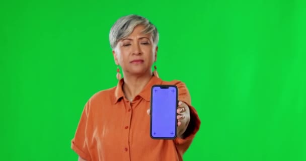 緑の画面でモックアップとスタジオの背景に対するマーカーを追跡する女性 電話や親指アップ 親指を示す幸せなシニア女性の肖像 Emojidex 絵文字デザインやスマートフォンのディスプレイと同様に — ストック動画