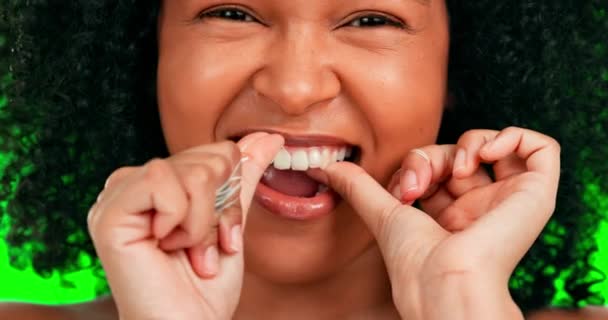 Mujer Cara Hilo Dental Pantalla Verde Para Atención Sanitaria Higiene — Vídeos de Stock