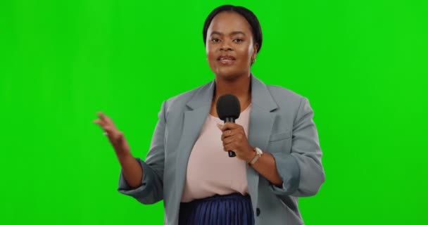Női Riporter Mikrofon Zöld Vászon Stúdió Adásban Arc Hírműsor Háttérrel — Stock videók