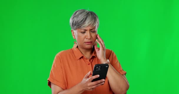 Starsza Kobieta Przekręt Telefoniczny Zielony Ekran Sfrustrowaną Kobietą Spamem Izolacja — Wideo stockowe