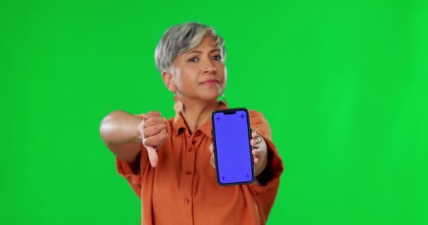 Женщина Большой Палец Вниз Телефон Зеленом Экране Студия Лицо Вывеской — стоковое видео