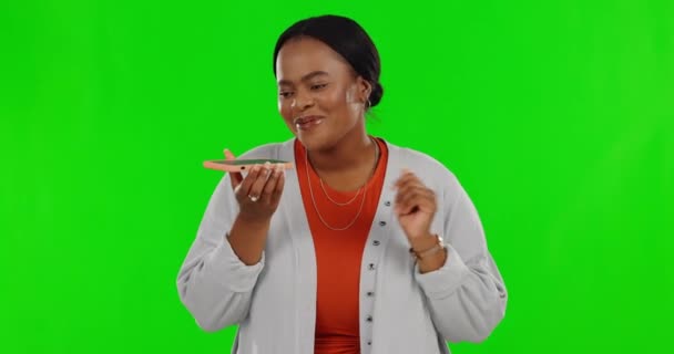 スタジオの背景に笑顔 スピーカー 会話を持つ緑の画面 黒の女性 アフリカの女性 携帯電話を持つ幸せと人 チャットや接続との通信 — ストック動画