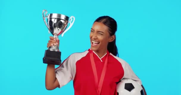 Sporttrofé Kyss Eller Kvinna Glad För Fotbollsspelare Utmärkelse Match Tävlingsvinnare — Stockvideo