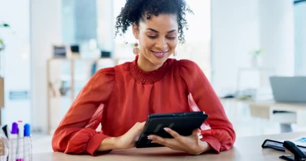 Negócios Tablet Mulher Feliz Com Meme Engraçado Nas Mídias Sociais — Vídeo de Stock