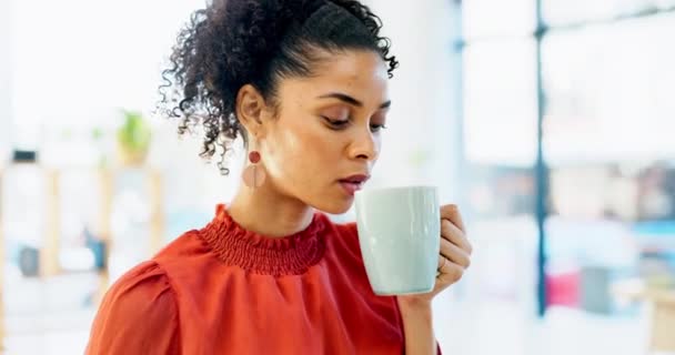 喝茶或经商的女性 用远见 解决方案或想法来思考或计划一个在办公室里的项目 有思想的女孩 喝咖啡或严肃的记者 在一家机构有写作策略 — 图库视频影像