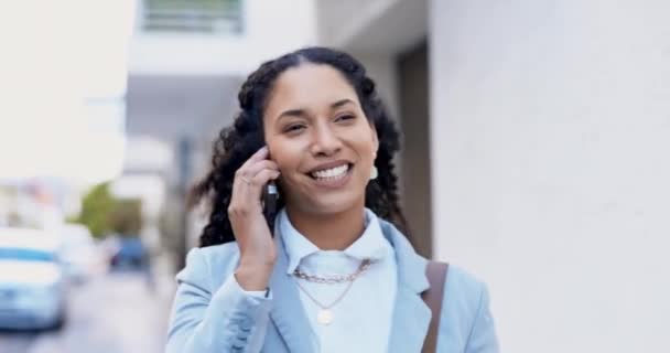 Mulher Negócios Telefonema Andando Rua Para Conversação Contato Comunicação Por — Vídeo de Stock