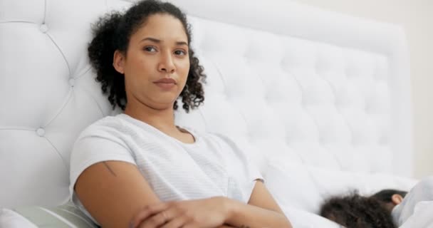 Frustrado Casal Briga Mulher Cama Balançando Cabeça Sentindo Raiva Irritado — Vídeo de Stock