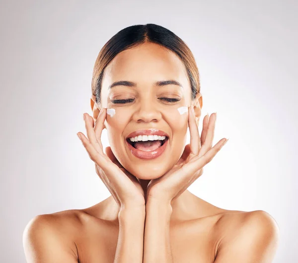 Skincare Beleza Mulher Feliz Com Creme Facial Estúdio Para Saudável — Fotografia de Stock
