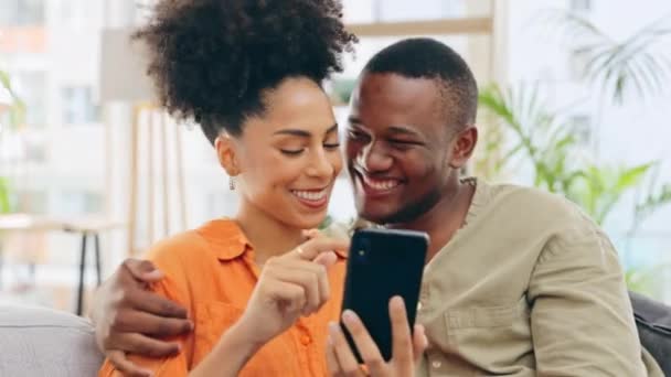 Téléphone Portable Couple Rire Dans Salon Maison Collage Streaming Comédie — Video