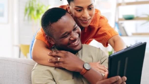 Pasangan Tablet Dan Tersenyum Dengan Pelukan Sofa Ruang Keluarga Browsing — Stok Video