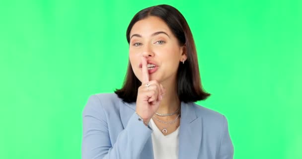 Зеленый Экран Тайное Подмигивающее Лицо Счастливой Женщины Уединение Палец Губах — стоковое видео