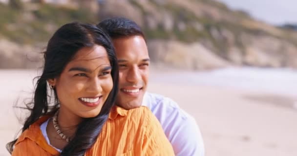 Amor Sonrisa Pareja Una Playa Abrazo Unión Para Las Vacaciones — Vídeo de stock