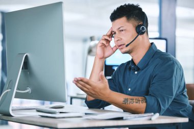 Akıl sağlığı, stresli iş adamı ve iş yerindeki ofisinde bilgisayarının başında kulaklığı var. İş yerindeki bir erkekle telefon pazarlaması ya da çağrı merkezi sorunu..