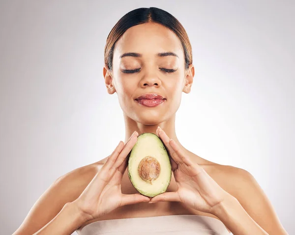 Huid Schoonheid Vrouw Met Avocado Studio Voor Organische Gezichts Behandeling — Stockfoto