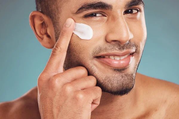 面部和乳霜与一个灰色背景的男人在工作室应用抗老化护肤治疗 为自我护理而在室内涂防晒霜的年轻男性的面部 容貌或乳液 — 图库照片