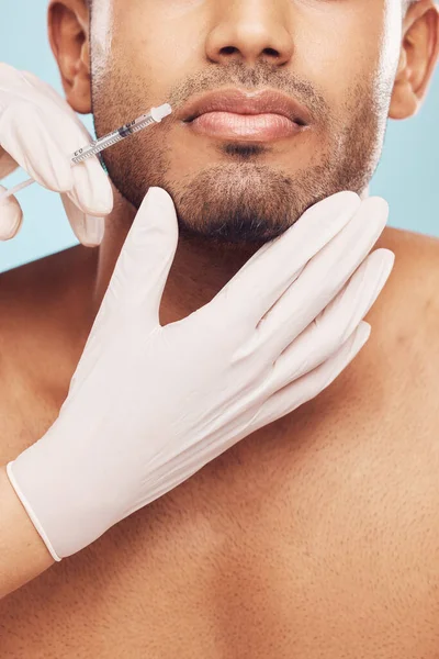 Huidverzorging Botox Lippen Met Een Man Studio Een Grijze Achtergrond — Stockfoto