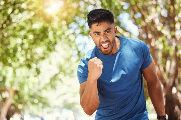 ランニング 肖像画 男性は運動 トレーニング フィットネスの目標のために屋外を祝います ランニング パフォーマンスの目標 成功または勝利のための自然の中で拳を持つ興奮したインドの男性アスリート — ストック写真