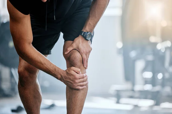 模特儿 膝关节疼痛及因运动训练受伤而出现医疗急诊的男人在体育工作室 手牵手的健美 腿肌肉酸痛 以减轻训练时的疼痛 — 图库照片