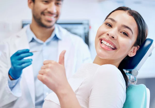 Happy Diş Beyazlatma Bakım Diş Bakımı Için Dişçi Hastanın Portresi — Stok fotoğraf