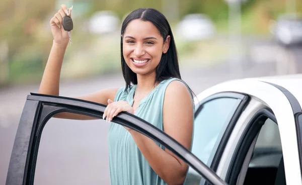 Retrato Motorista Mulher Feliz Com Carro Novo Chave Sorriso Rosto — Fotografia de Stock