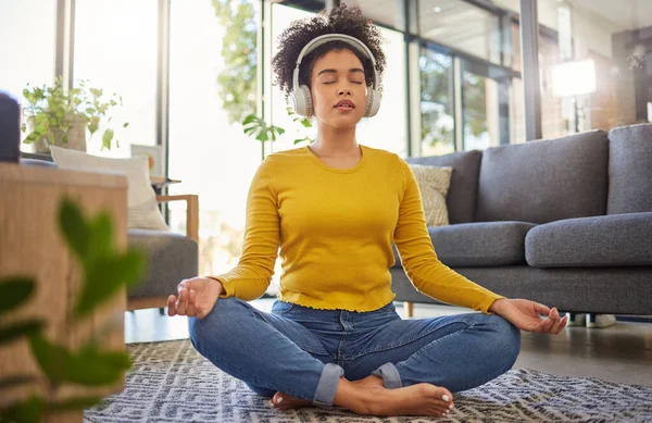 Meditation Hörlurar Och Kvinna Hemmet Wellness Mental Hälsa Eller Yoga — Stockfoto