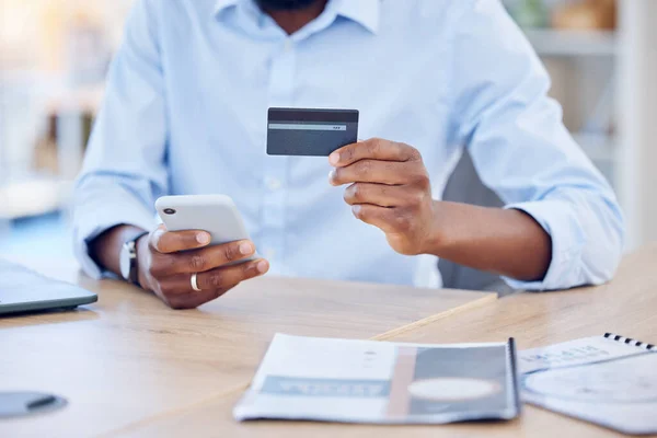 Siyahi Bir Adam Kredi Kartı Akıllı Telefon Ile Ecommerce Fintech — Stok fotoğraf