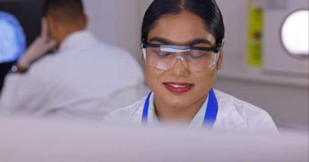 Científico Laboratorio Mujer Con Sonrisa Informática Estudio Científico Para Investigación — Vídeo de stock