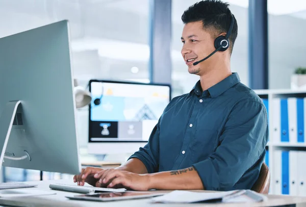 Call Center Atendimento Cliente Homem Digitando Computador Com Fone Ouvido — Fotografia de Stock
