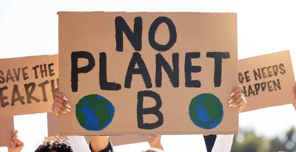 全球暖化和海报与一群人在户外集会或游行保护 气候变化 自由和环境 在社区罢工期间 一群人走在一起 — 图库照片