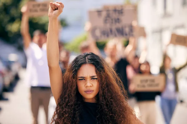 Женщина Кулак Портрет Толпой Протестующих Улице Планету Изменение Климата Устойчивое — стоковое фото