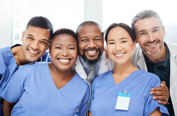 医師の肖像画 笑顔で病院やクリニックで一緒に幸せ 多様性 医療チーム健康のために笑顔看護師や外科医の興奮や陽気なグループ — ストック写真