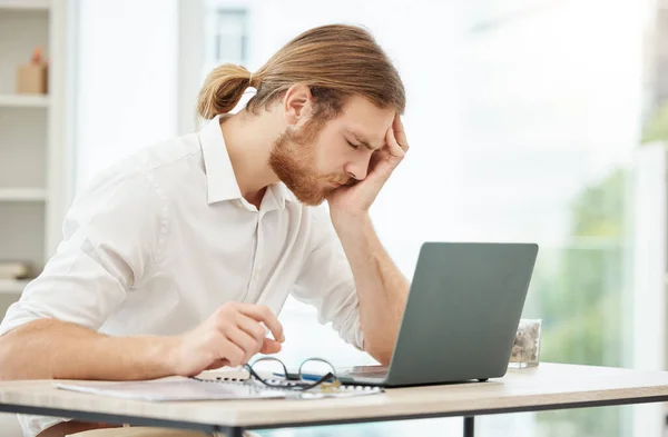 Zmęczony Ból Głowy Człowiek Biznesu Komputerze Stres Wypalenie Problemy Zdrowiem — Zdjęcie stockowe