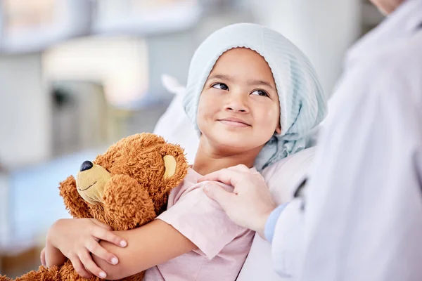 Kanser Hastası Çocuk Doktor Destekli Sağlık Hizmeti Veren Empati Sevgi — Stok fotoğraf