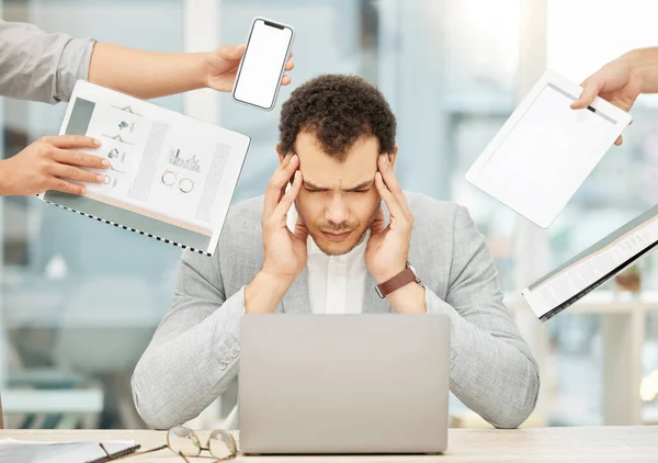 Ból Głowy Chaos Stres Biznesmena Komputerze Dokumentach Rozmowach Telefonicznych Papierkowej — Zdjęcie stockowe