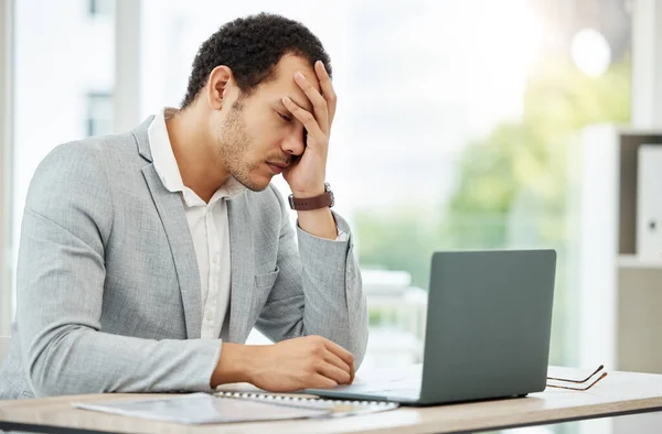 Stres Zmęczony Człowiek Biznesu Laptopie Ból Głowy Wypalenie Problemy Zdrowiem — Zdjęcie stockowe