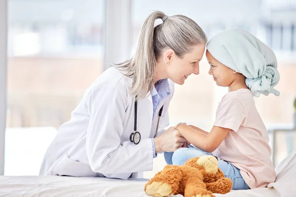 Pacjent Rakiem Dziecko Lekarz Trzymający Się Ręce Dla Wsparcia Odwagi — Zdjęcie stockowe