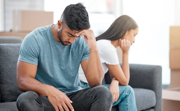 争斗和分手的男人在客厅沙发上感觉压抑与关系问题 年轻人在家里沙发上谈论离婚 焦虑和婚姻危机 — 图库照片