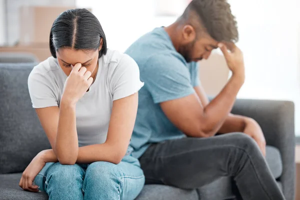 夫妻间的争斗和女人在客厅沙发上感到的忧郁和沮丧有关系问题 年轻人在家里沙发上谈论离婚 焦虑和危机 — 图库照片