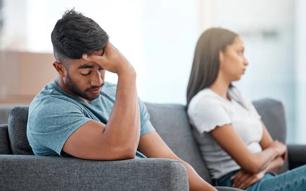 争斗和沮丧的男人在客厅沙发上有关系问题 年轻人在家中沙发上思考的离婚恐惧感 欺骗焦虑和婚姻危机 — 图库照片