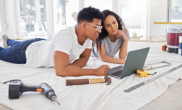 Laptop Pensando Renovando Casal Sua Nova Casa Juntos Para Projeto — Fotografia de Stock