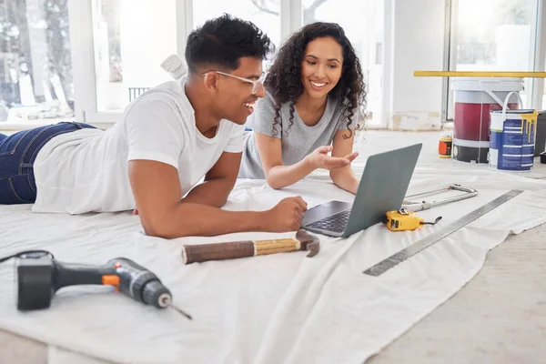 Laptop Renovatie Diy Planning Met Een Paar Hun Nieuwe Huis — Stockfoto